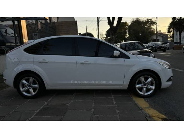 FORD - FOCUS - 2012/2012 - Branca - R$ 44.950,00