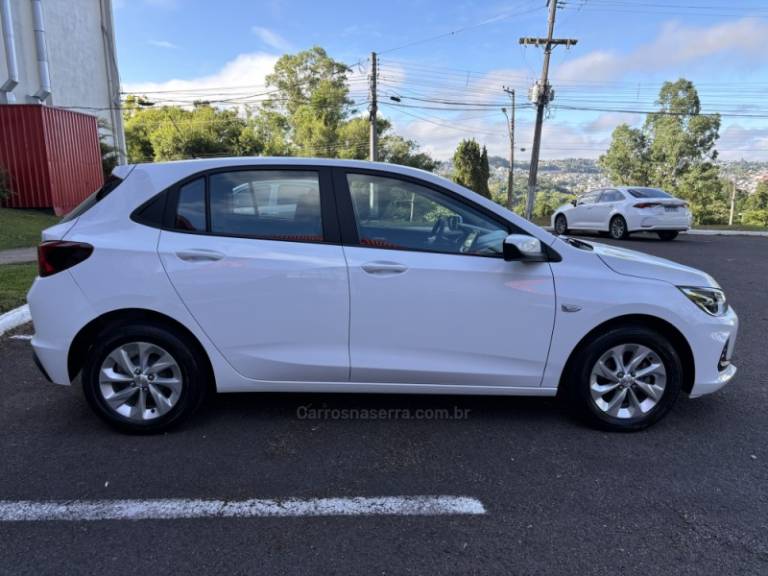 CHEVROLET - ONIX - 2023/2023 - Branca - R$ 69.950,00