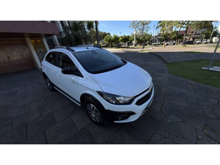 CHEVROLET - ONIX - 2017/2017 - Bronze - R$ 65.950,00