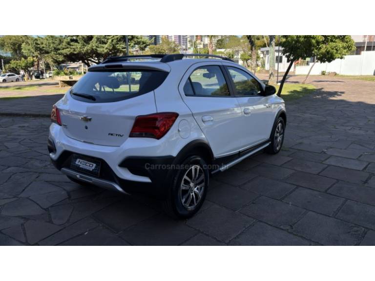 CHEVROLET - ONIX - 2017/2017 - Bronze - R$ 65.950,00