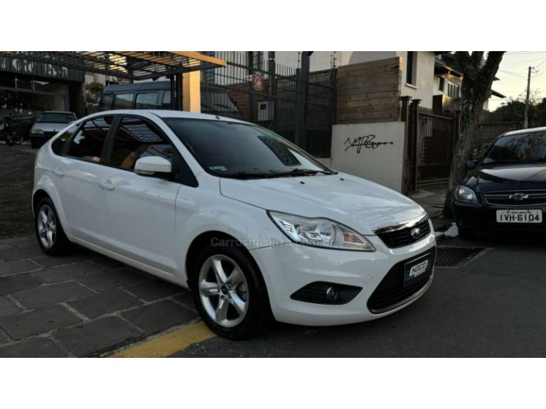 FORD - FOCUS - 2012/2012 - Branca - R$ 44.950,00