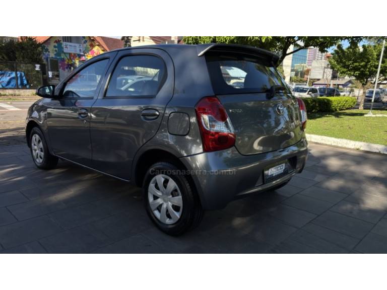 TOYOTA - ETIOS - 2016/2016 - Cinza - R$ 49.950,00