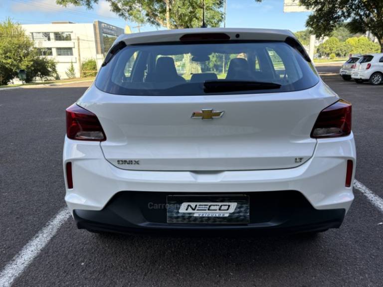 CHEVROLET - ONIX - 2023/2023 - Branca - R$ 69.950,00
