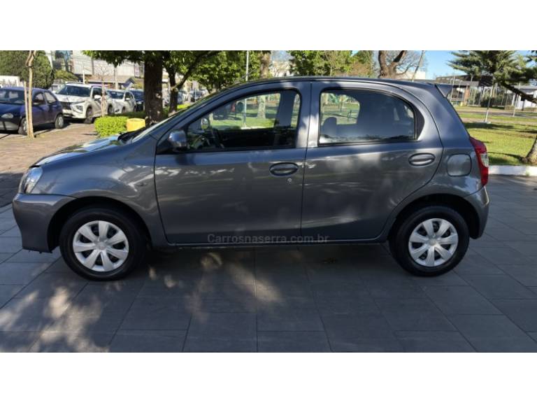 TOYOTA - ETIOS - 2016/2016 - Cinza - R$ 49.950,00
