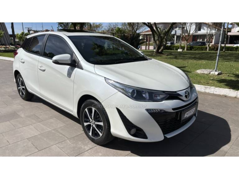 TOYOTA - YARIS - 2021/2021 - Branca - R$ 94.950,00