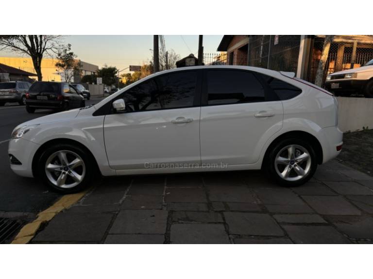 FORD - FOCUS - 2012/2012 - Branca - R$ 44.950,00