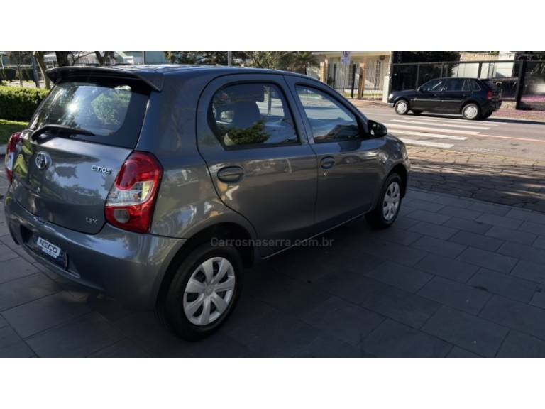 TOYOTA - ETIOS - 2016/2016 - Cinza - R$ 49.950,00