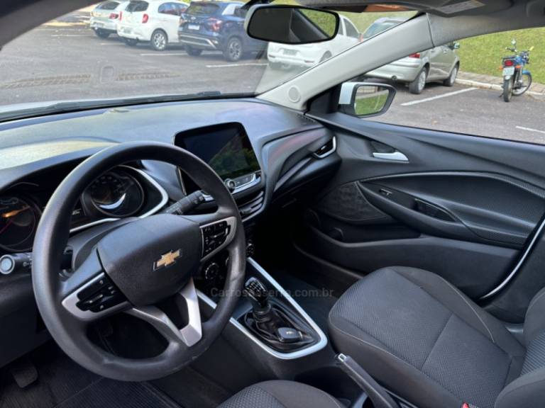 CHEVROLET - ONIX - 2023/2023 - Branca - R$ 69.950,00