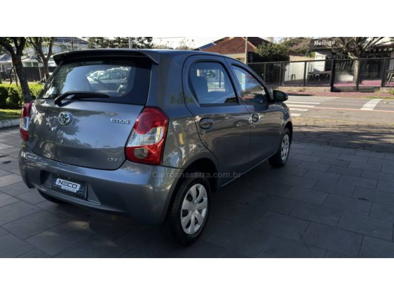TOYOTA - ETIOS - 2016/2016 - Cinza - R$ 49.950,00
